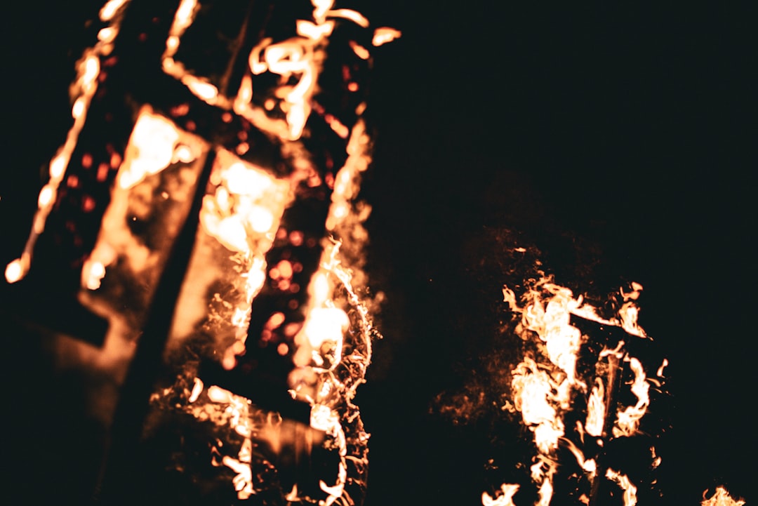 【炎の夢】情熱、浄化、そして破壊…あなたの深層心理と未来を映し出す