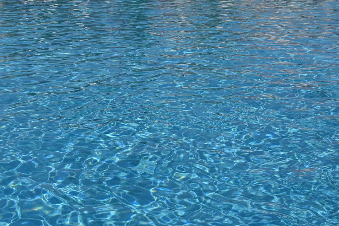 【夢占い】「泳ぐ」夢が示す深層心理と未来予兆｜神仏の教えと現代的解釈