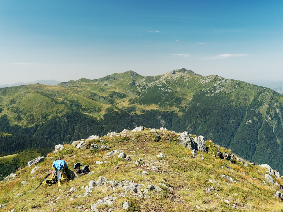 【夢占い】山頂に立つ夢は幸運の兆し？神仏の教えと現代の解釈