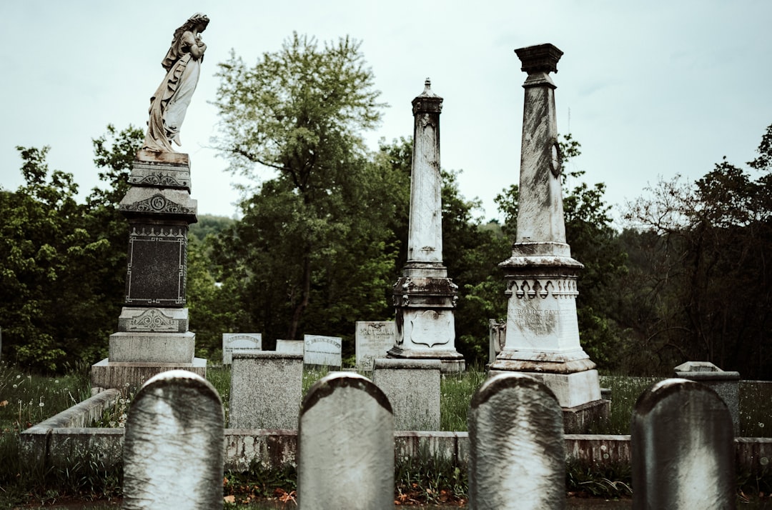 【夢占い】墓地の夢が示す深層心理と未来予兆｜神道・仏教の視点から徹底解説