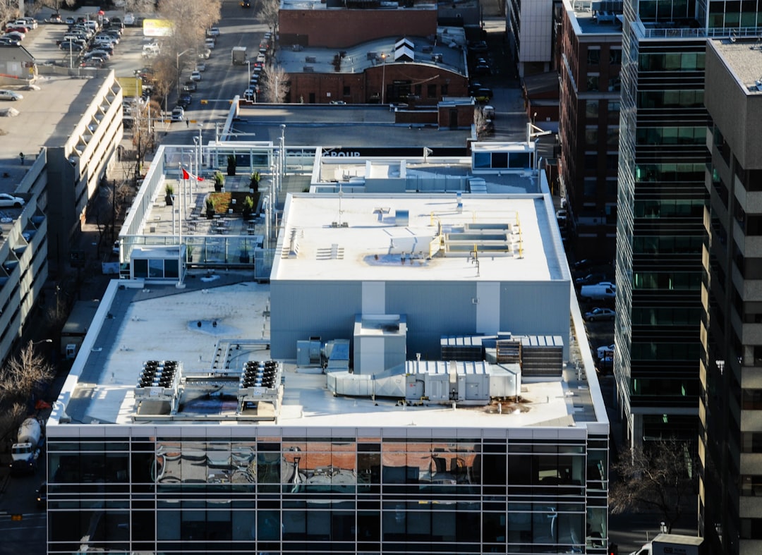 【夢占い】屋上の夢が示す、あなたの運命の転換点と心の叫び