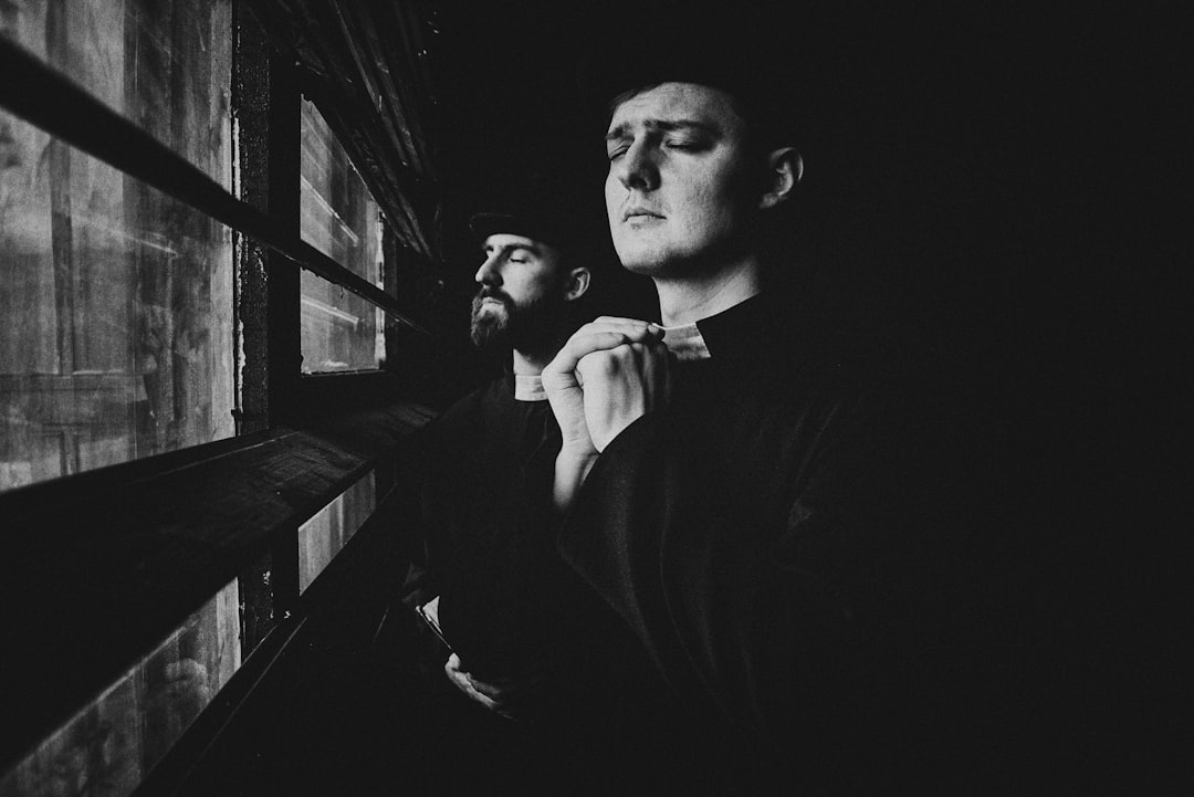 神父の夢が示す深層心理と神仏のメッセージ：あなたへの予知夢・警告夢？