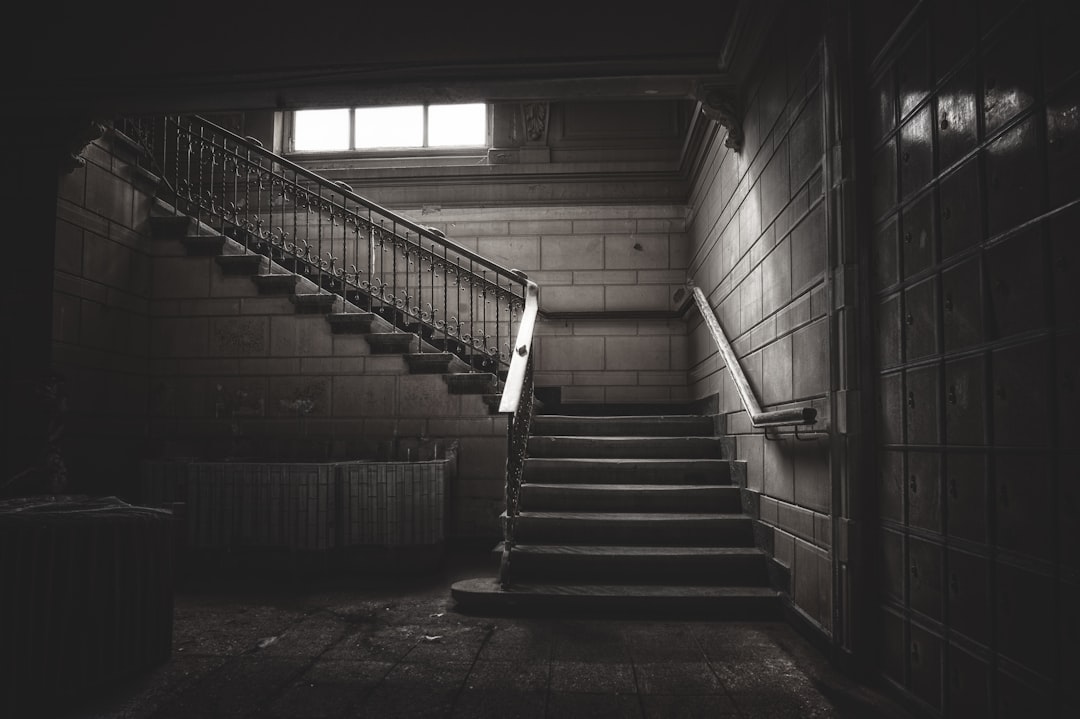 【夢占い】地下室の夢が示す深層心理と未来予知 – あなたの運命を照らし出す